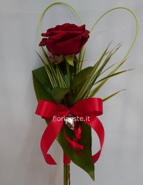 Rosa rossa singola con foglie e cuore midollino con cuoricino argento