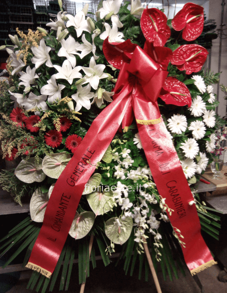 Corona funebre con fiori freschi assortiti, colorata.