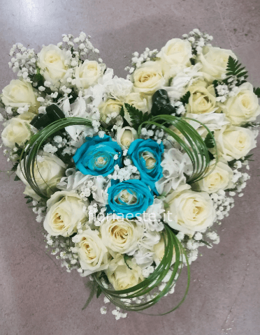 Composizione a forma di cuore con rose bianche