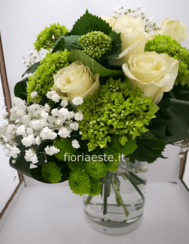 Bouquet di rose bianche ortensie gypsophila con cilindro in vetro