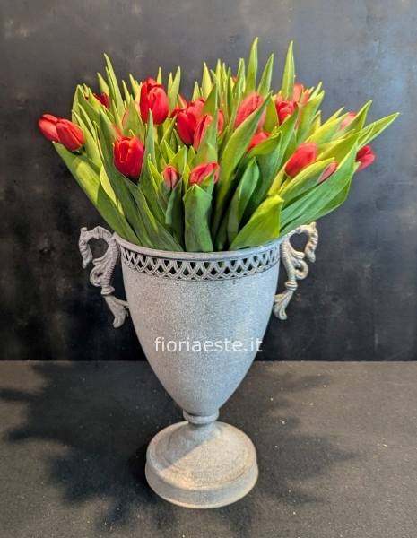 Coppa metallo con tulipani