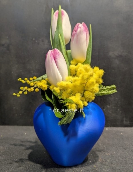 Cuore medio con tulipani